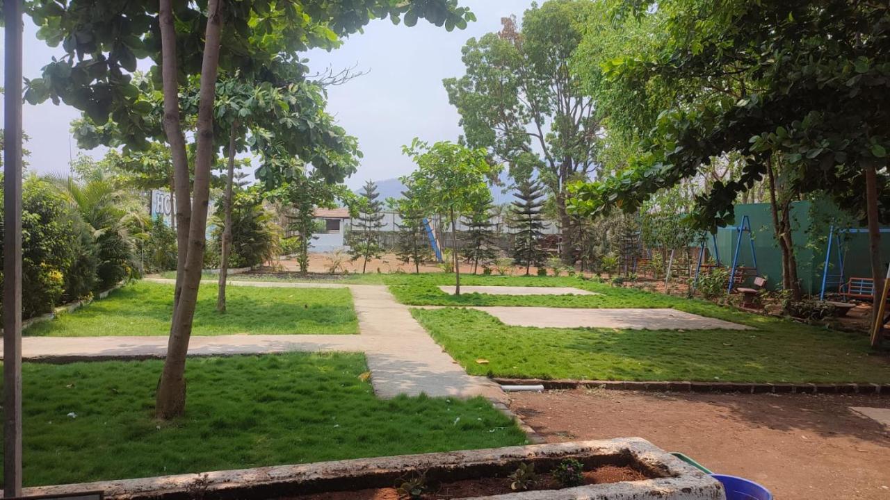 Hotel Metro Palace Resort Karjat Extérieur photo