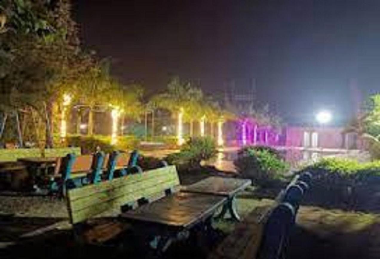 Hotel Metro Palace Resort Karjat Extérieur photo
